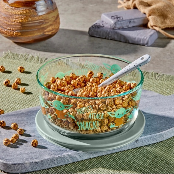 Pyrex 4-cup container-Star Wars- Baby Yoda - Picture 2 of 5